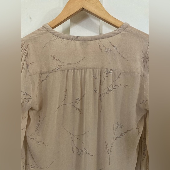ARITZIA T. Babaton 100% silk floral sheer button down blouse cardigan - Picture 8 of 8